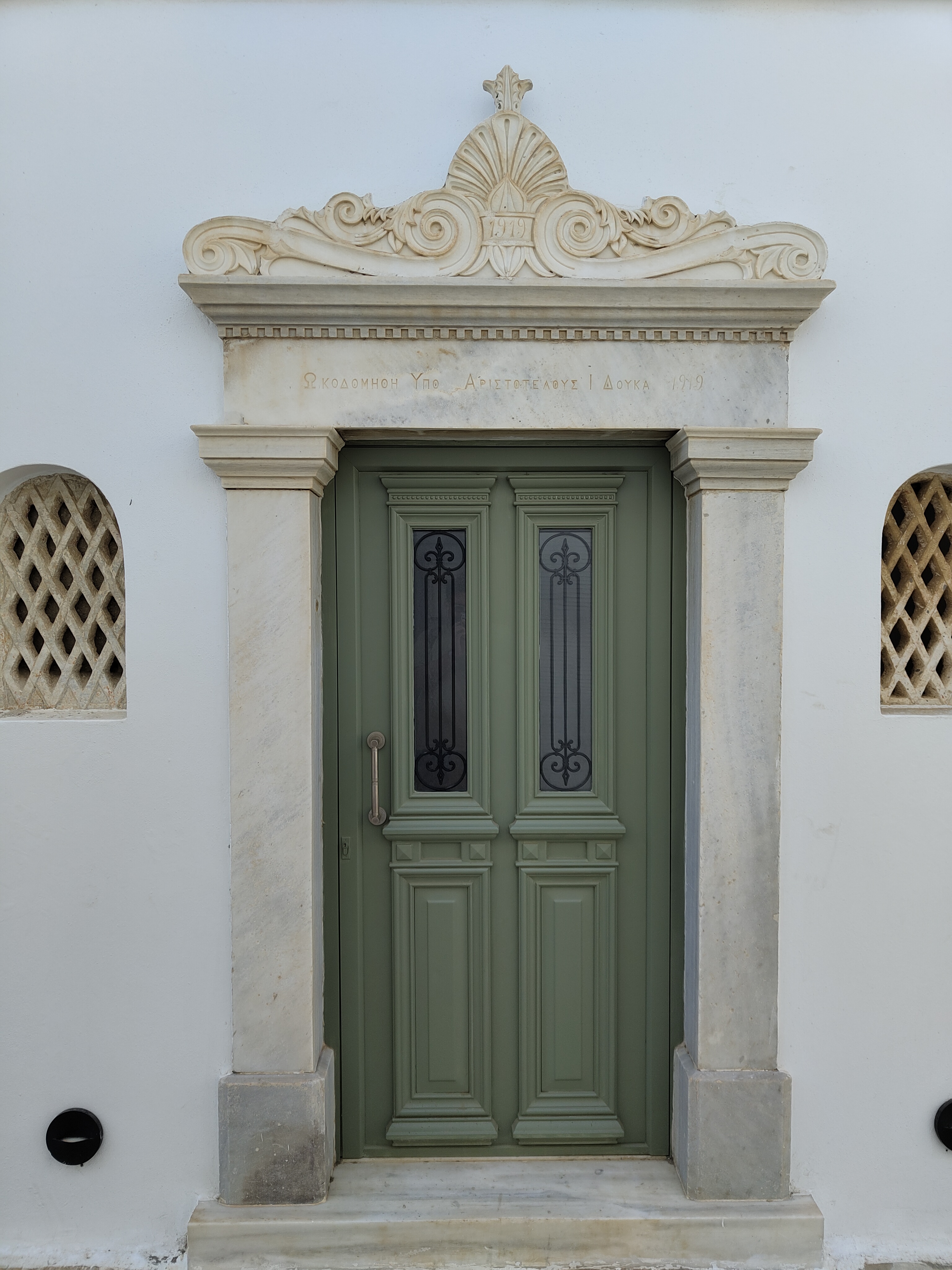 A door in Tinos